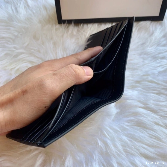 First bag ru GUCCI WALLET 0817